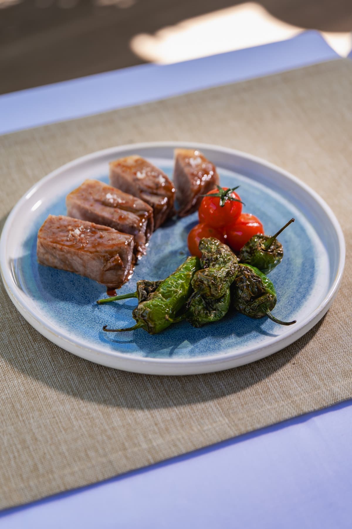 Carne madurada glaseada con pimientos del padrón, Restaurante Calabajío