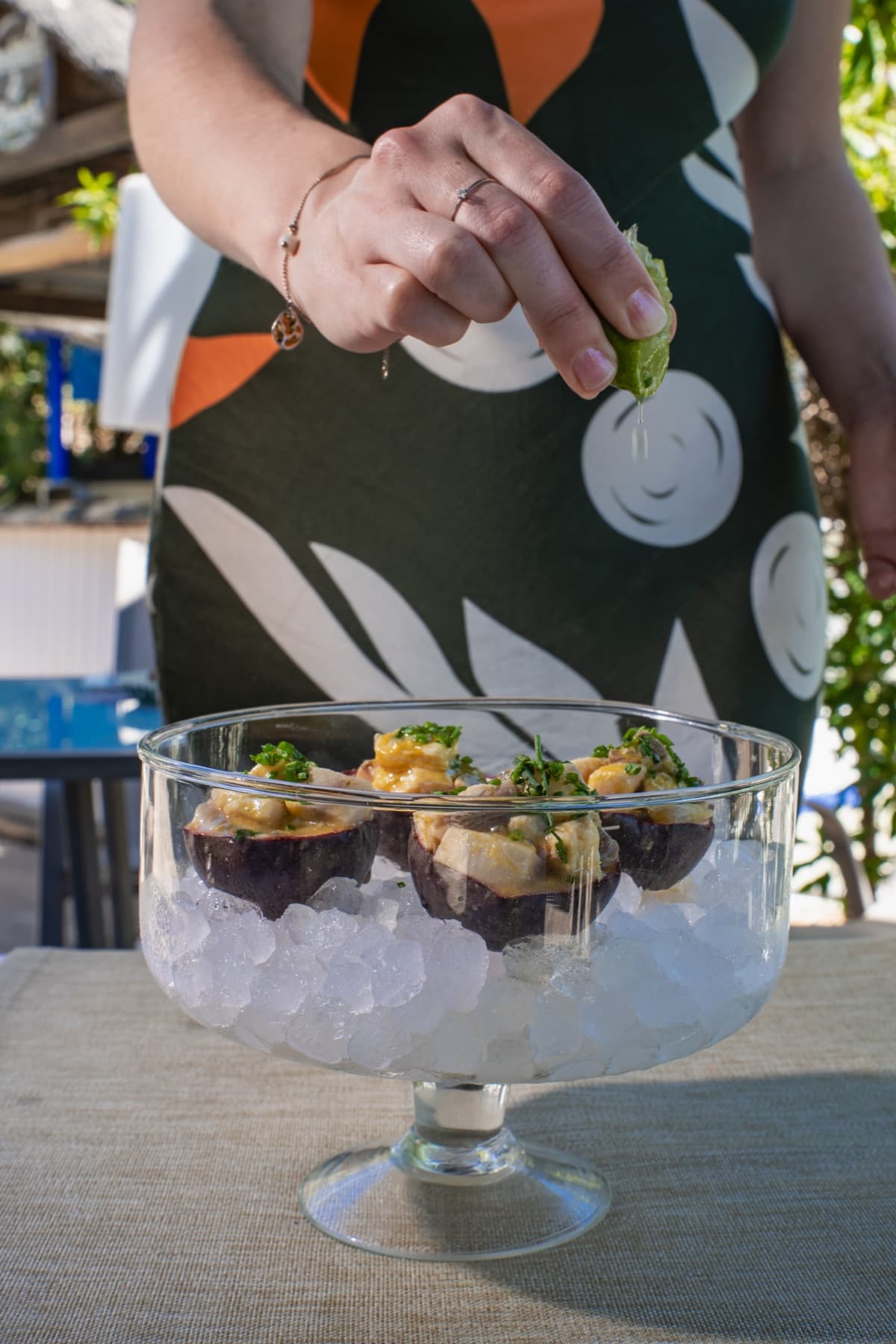 Aperitivo frente al mar en la terraza de Calabajío, Velilla-Taramay