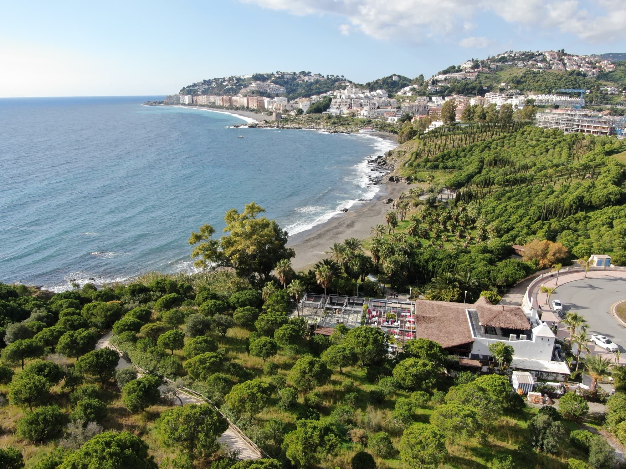 Vista aérea de la bahía de Velilla-Taramay con el Restaurante Calabajío a pie de la playa del Calabajío, Almuñécar