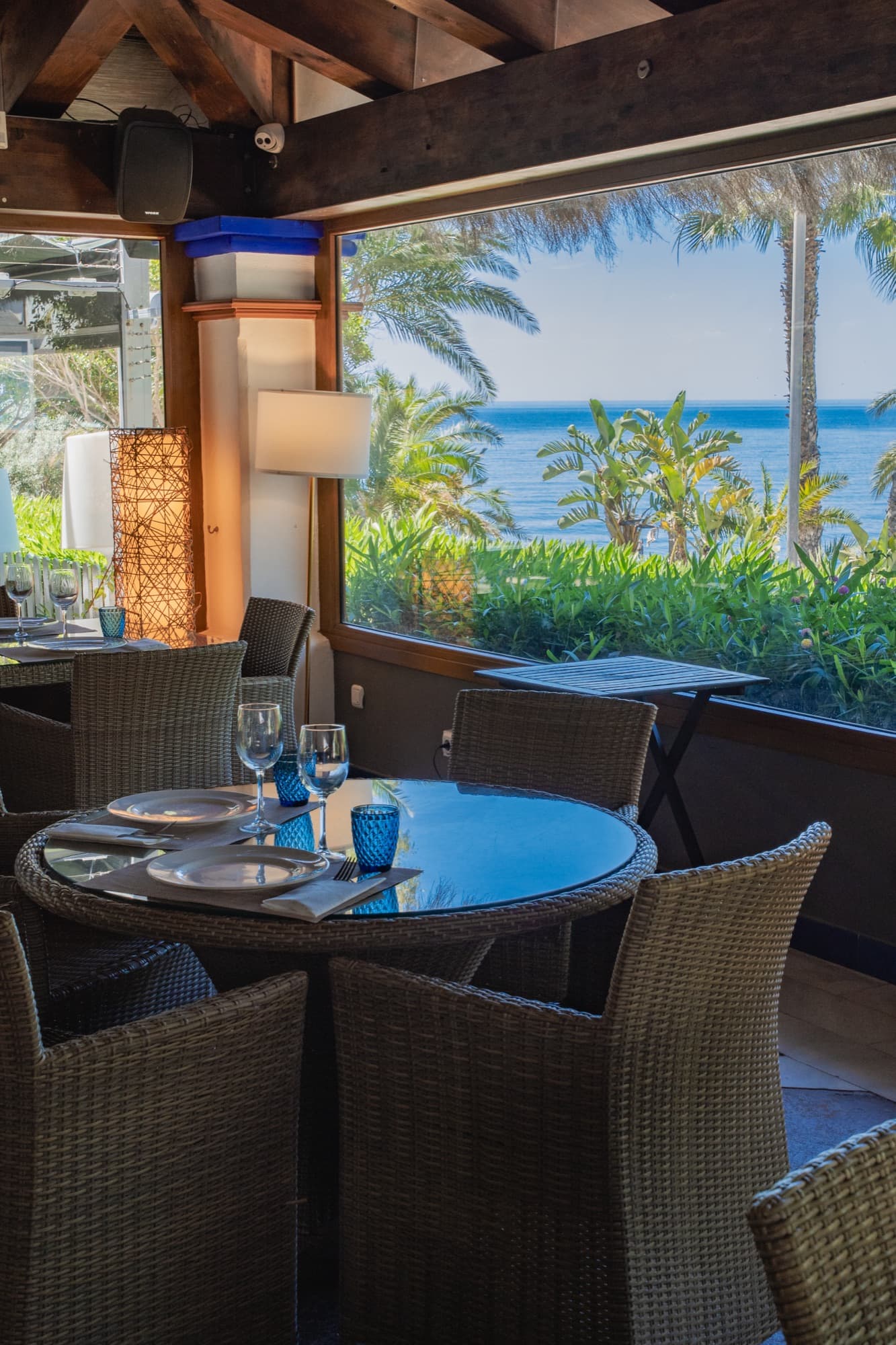 Mesa interior con vistas al mar del Restaurante Calabajío