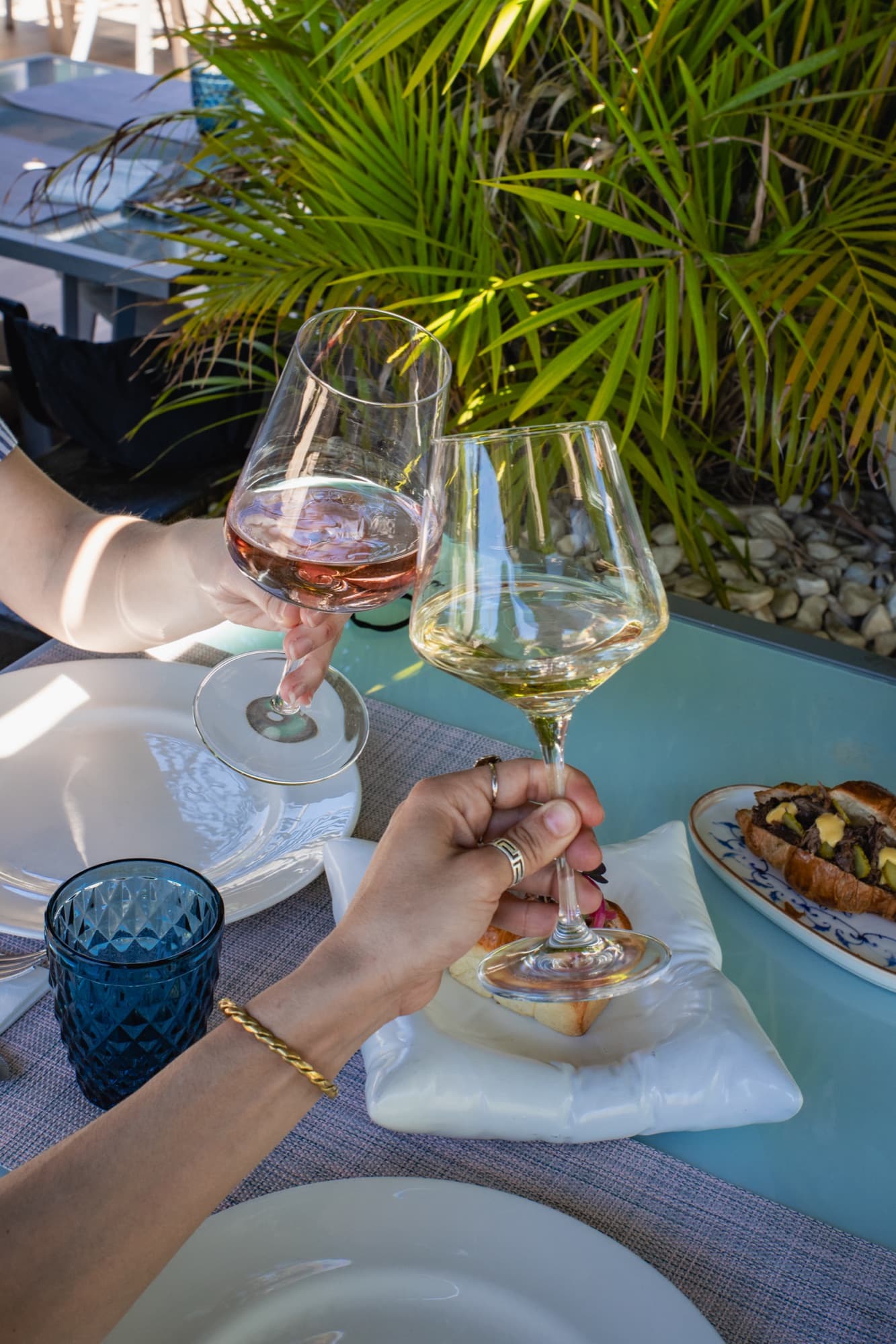 Brindis en la terraza del Restaurante Calabajío, ideal para celebraciones frente al mar