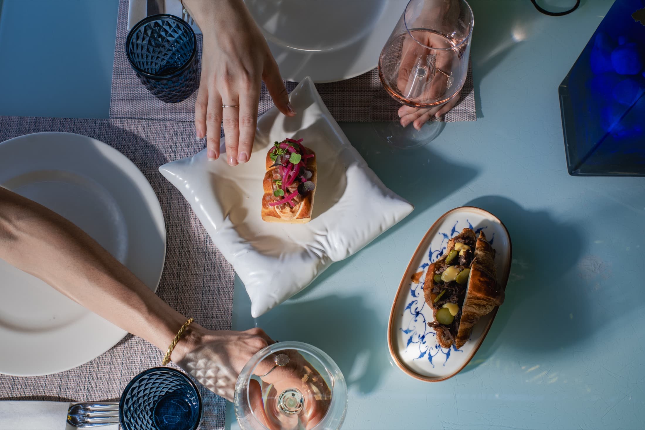 Mesa con brioche de atún rojo y croissant de rabo de toro, cocina de fusión de Calabajío